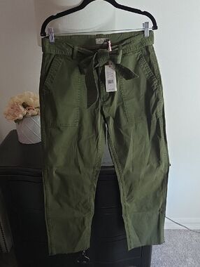 Vineyard Vines women's Everyday Utility Chino size 8. Color Four Leaf Clover